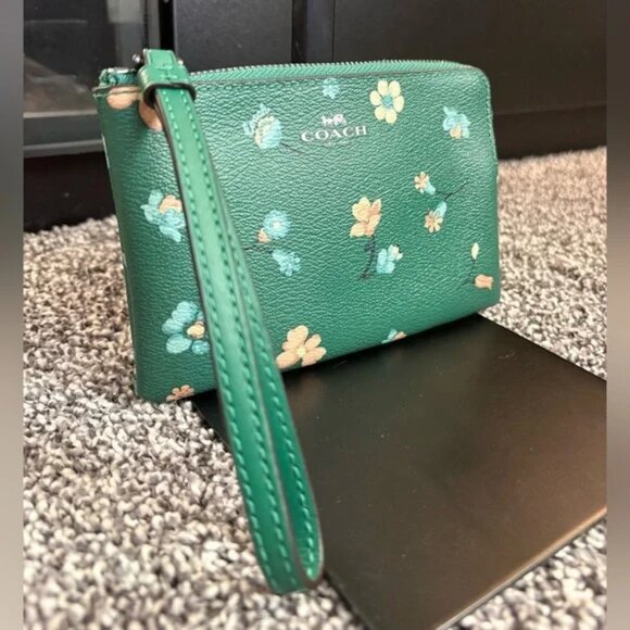 Coach Corner Zip Wristlet Forest Green With Mystical Floral Print C8701 Near New - Picture 4 of 7